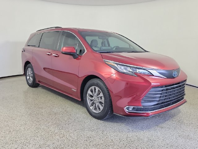 Used 2021 Toyota Sienna XLE FWD image 4