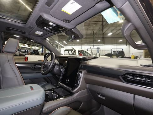 Used 2026 GMC Yukon AT4 w/ AT4 Premium Package AWD/4WD image 32