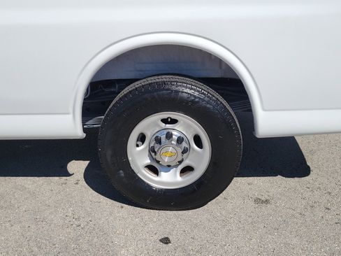 Used 2025 Chevrolet Express 3500 LT w/ LT Preferred Equipment Group RWD image 23