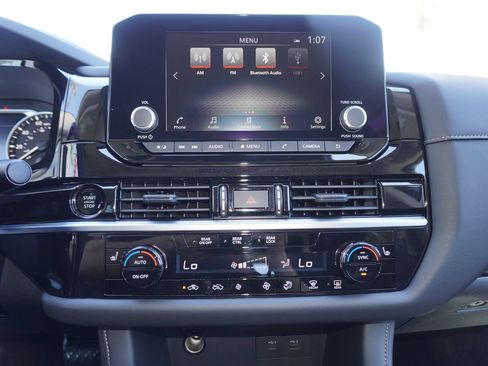 Used 2025 Nissan Pathfinder SV FWD image 22