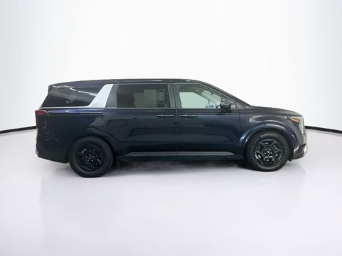Used 2025 Kia Carnival FWD image 10