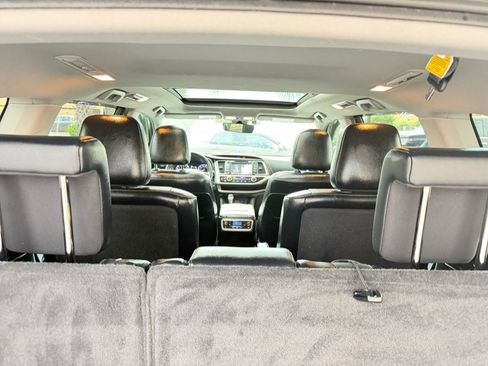 Used 2019 Toyota Highlander Limited Platinum FWD image 16