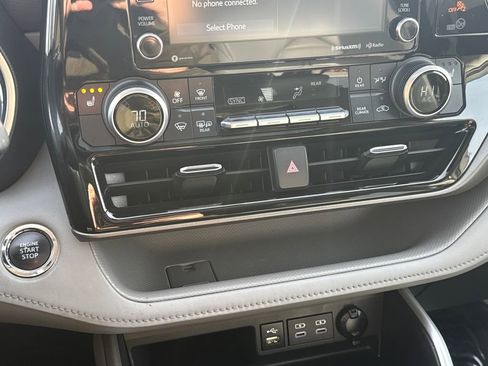 Used 2022 Toyota Highlander XLE image 26