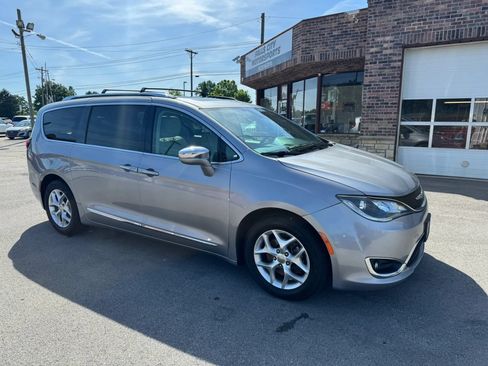 Used 2020 Chrysler Pacifica Limited FWD image 20