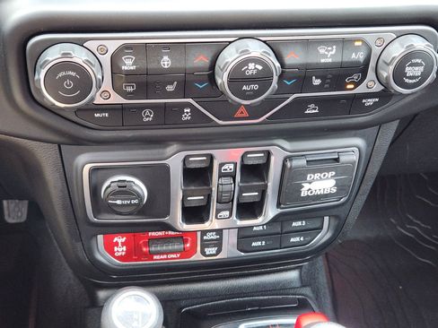 Used 2023 Jeep Wrangler Unlimited Rubicon w/ Cold Weather Group AWD/4WD image 14