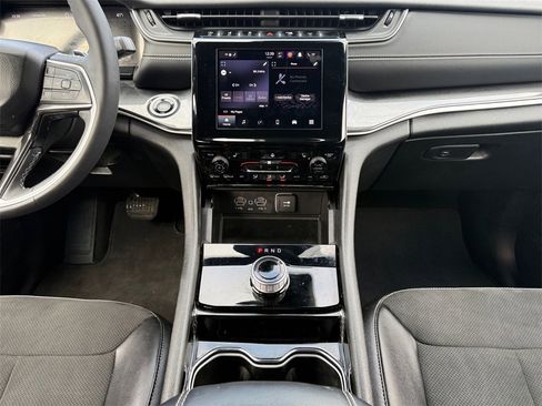 Used 2025 Jeep Grand Cherokee Laredo X w/ Luxury Tech Group I image 11