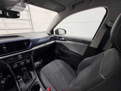 Used 2023 Volkswagen Taos SE w/ Panoramic Sunroof Package FWD image 31