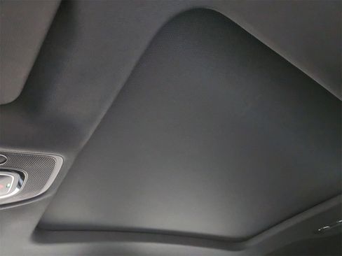 Used 2022 Audi e-tron Premium Plus image 34