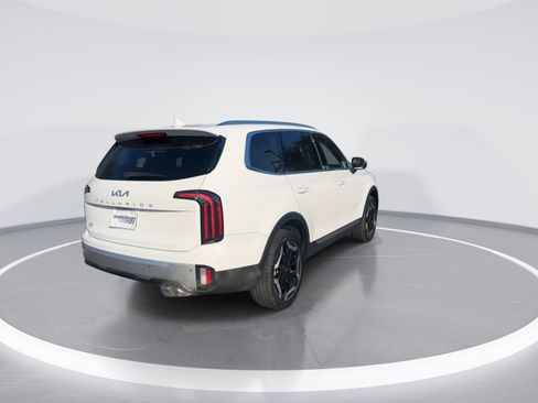 Used 2024 Kia Telluride EX w/ EX Captain's Chair Package image 9