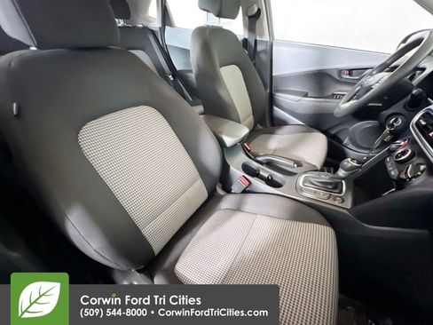 Used 2021 Hyundai Kona SE image 17