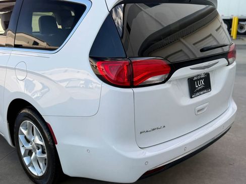 Used 2017 Chrysler Pacifica Touring-L Plus image 11