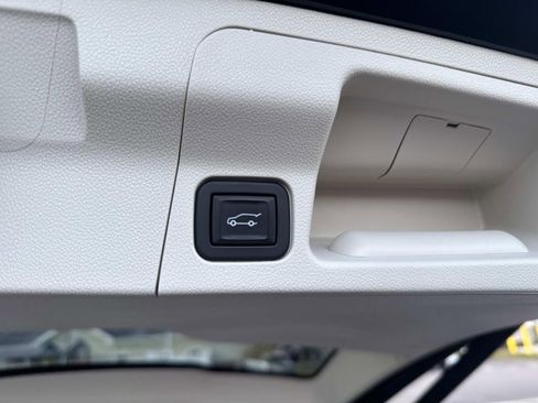 Used 2021 GMC Acadia Denali w/ Denali Ultimate Package image 8