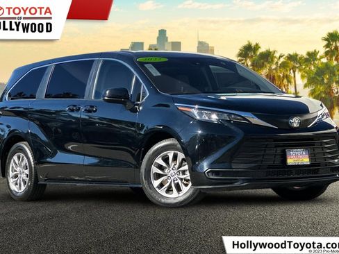 Used 2022 Toyota Sienna LE image 1