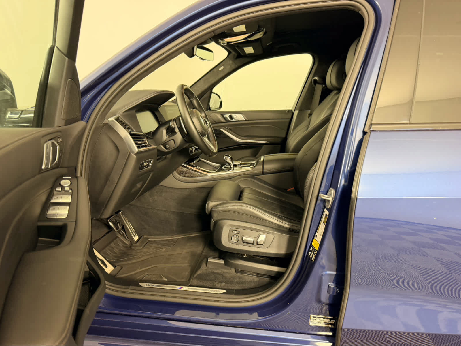 Used 2022 BMW X7 xDrive40i w/ M Sport Package AWD/4WD image 10