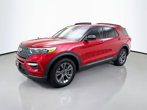 Used 2023 Ford Explorer XLT w/ Equipment Group 202A image 3