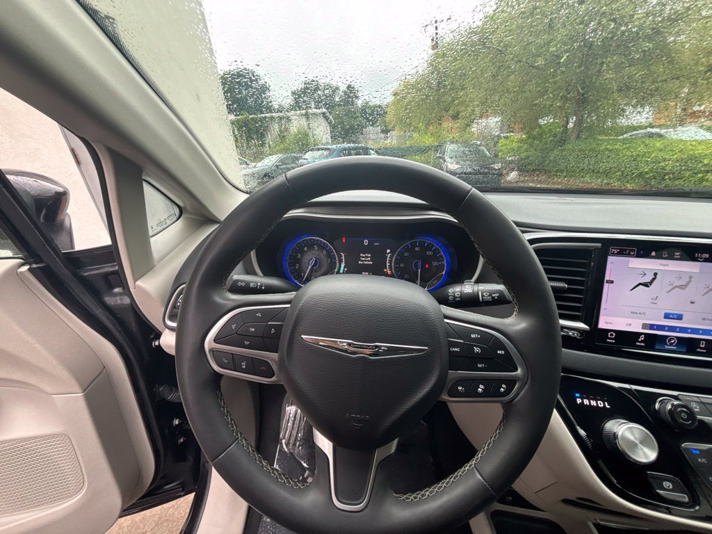 Used 2023 Chrysler Pacifica Touring-L FWD image 13