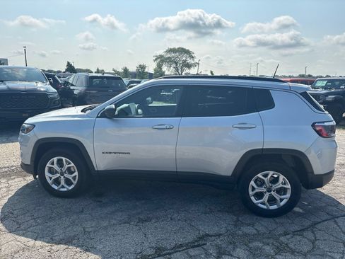 Used 2025 Jeep Compass Latitude w/ Convenience Group AWD/4WD image 9