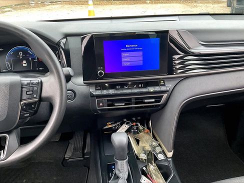 Used 2025 Toyota Camry LE w/ Convenience Package image 7