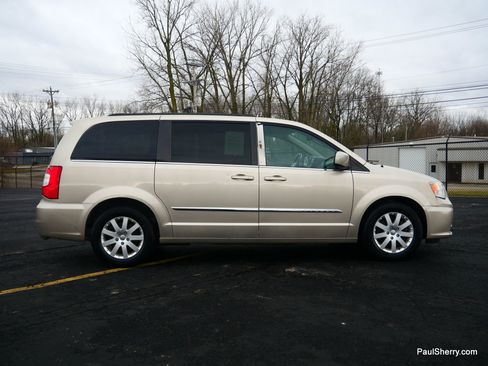 Used 2014 Chrysler Town & Country Touring image 13