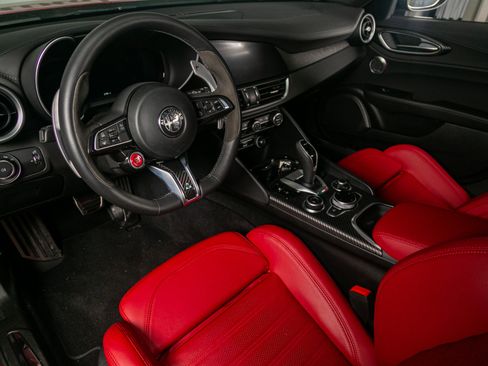 Used 2024 Alfa Romeo Giulia Quadrifoglio image 8