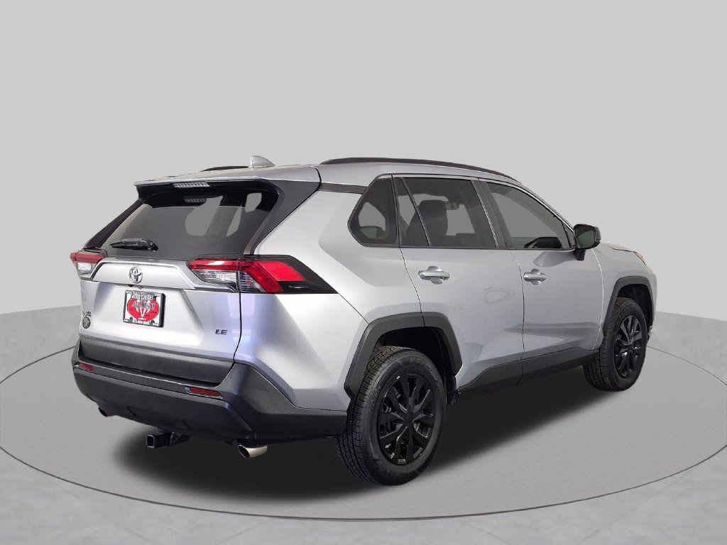 Used 2021 Toyota RAV4 LE FWD image 4