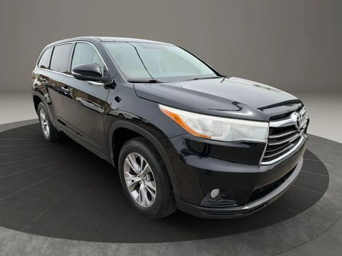 Used 2016 Toyota Highlander Plus FWD image 3