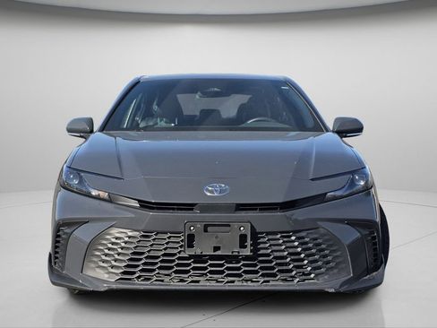 Used 2025 Toyota Camry SE FWD image 3