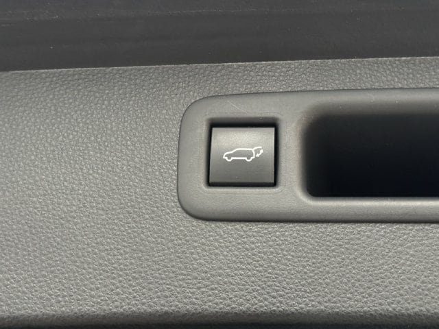Used 2023 Toyota Highlander LE FWD image 35