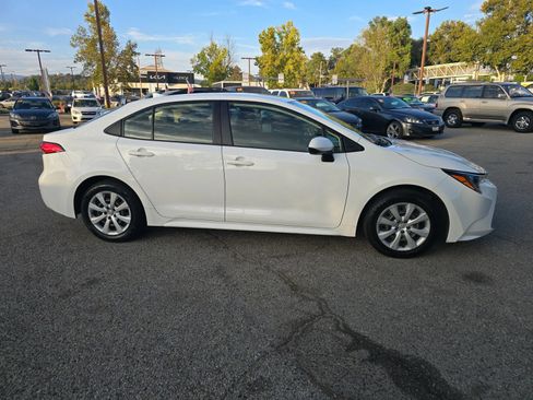 Used 2022 Toyota Corolla LE FWD image 4