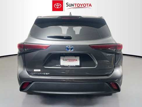 Used 2023 Toyota Highlander LE FWD image 5