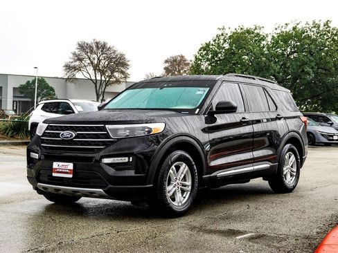 Used 2023 Ford Explorer XLT w/ Equipment Group 202A image 9