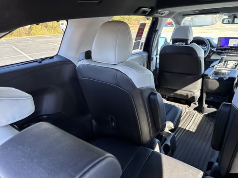 New 2026 Toyota Sienna XSE image 30