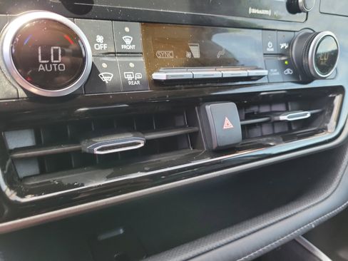 Used 2021 Toyota Highlander LE FWD image 27