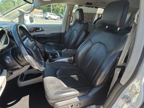 Used 2019 Chrysler Pacifica Touring-L FWD image 9