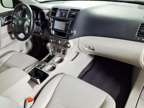 Used 2013 Toyota Highlander SE FWD image 13