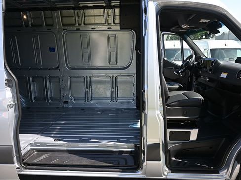 Used 2025 Mercedes-Benz Sprinter 2500 image 24