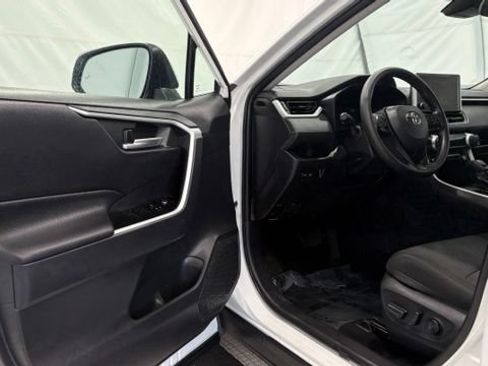 Used 2025 Toyota RAV4 XLE FWD image 30