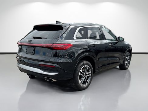 Certified 2025 Audi Q5 Premium w/ Convenience Package image 3