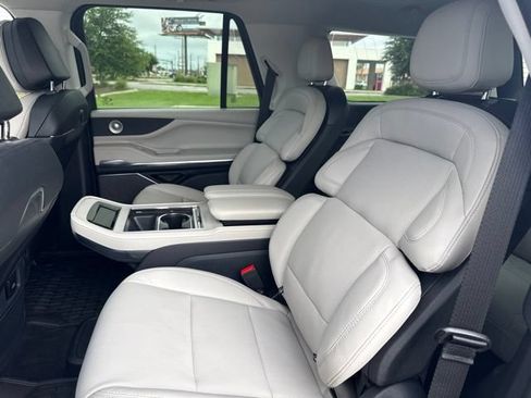 Used 2025 Lincoln Navigator Reserve AWD/4WD image 18