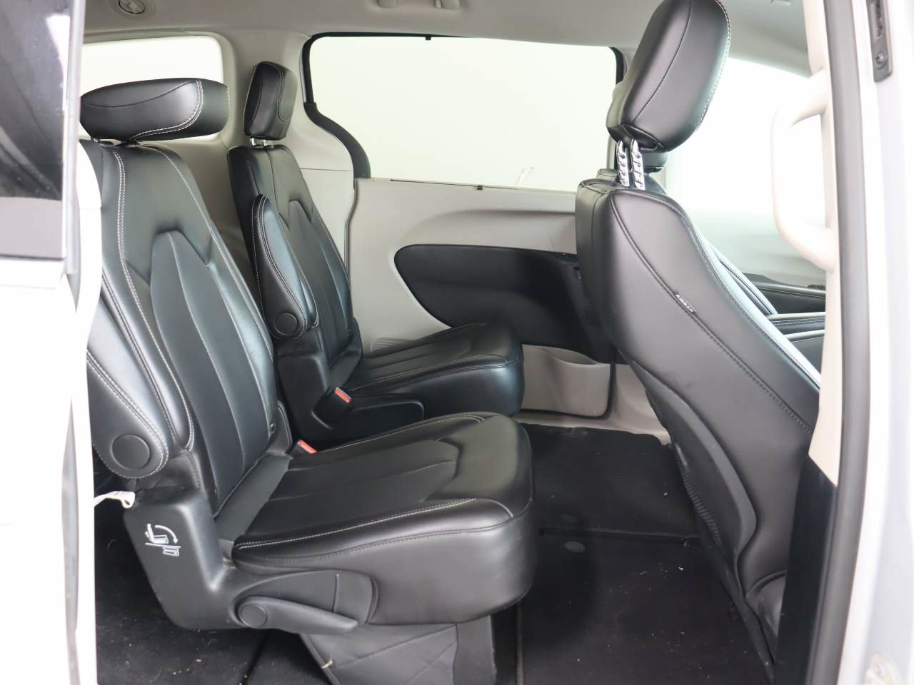 Used 2024 Chrysler Pacifica Touring-L FWD image 19