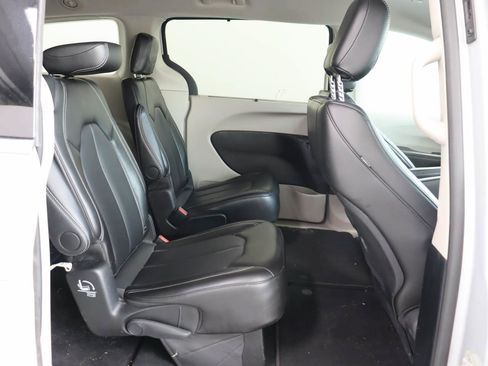 Used 2024 Chrysler Pacifica Touring-L FWD image 19