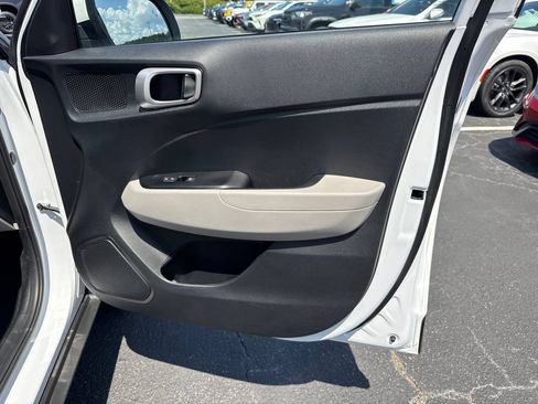 Used 2025 Hyundai Venue SEL FWD image 15