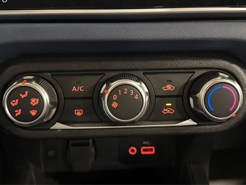 Used 2025 Nissan Versa SV image 29