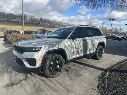 New 2025 Jeep Grand Cherokee Altitude image 8
