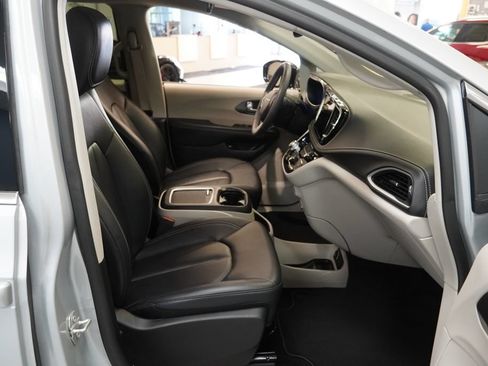 Used 2024 Chrysler Pacifica Limited FWD image 24