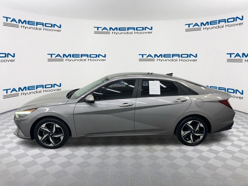 Used 2023 Hyundai Elantra SEL w/ Convenience Package FWD image 2