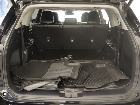 Used 2022 Toyota Highlander XLE AWD/4WD image 23