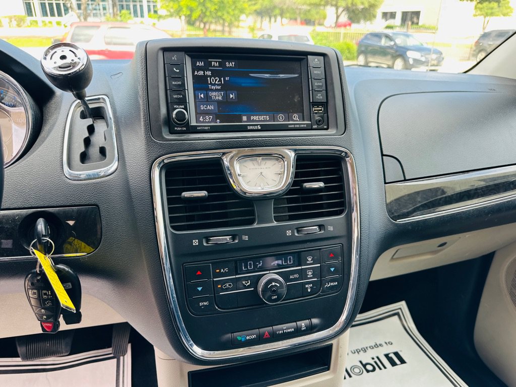 Used 2014 Chrysler Town & Country Touring FWD image 13