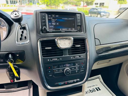 Used 2014 Chrysler Town & Country Touring FWD image 13