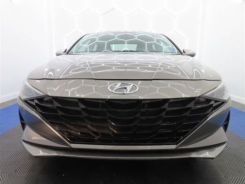 Used 2023 Hyundai Elantra SE FWD image 3
